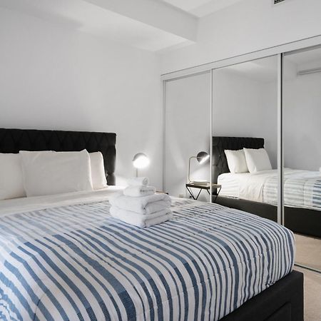Downtown Toronto 1 Bdrm Condo With Parking And Views Exterior foto