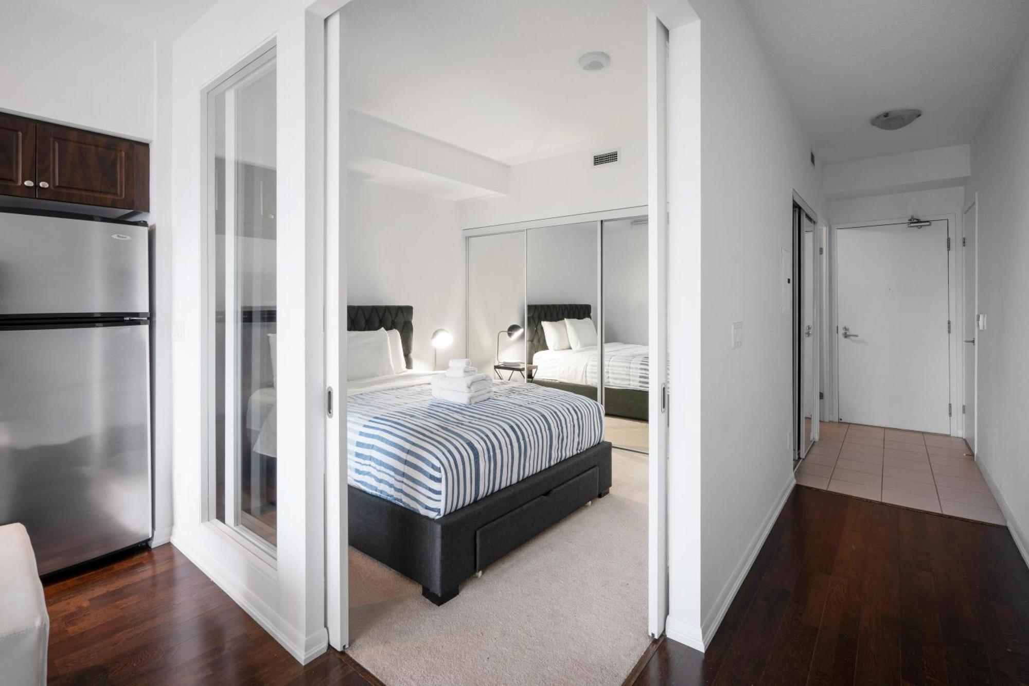 Downtown Toronto 1 Bdrm Condo With Parking And Views Exterior foto