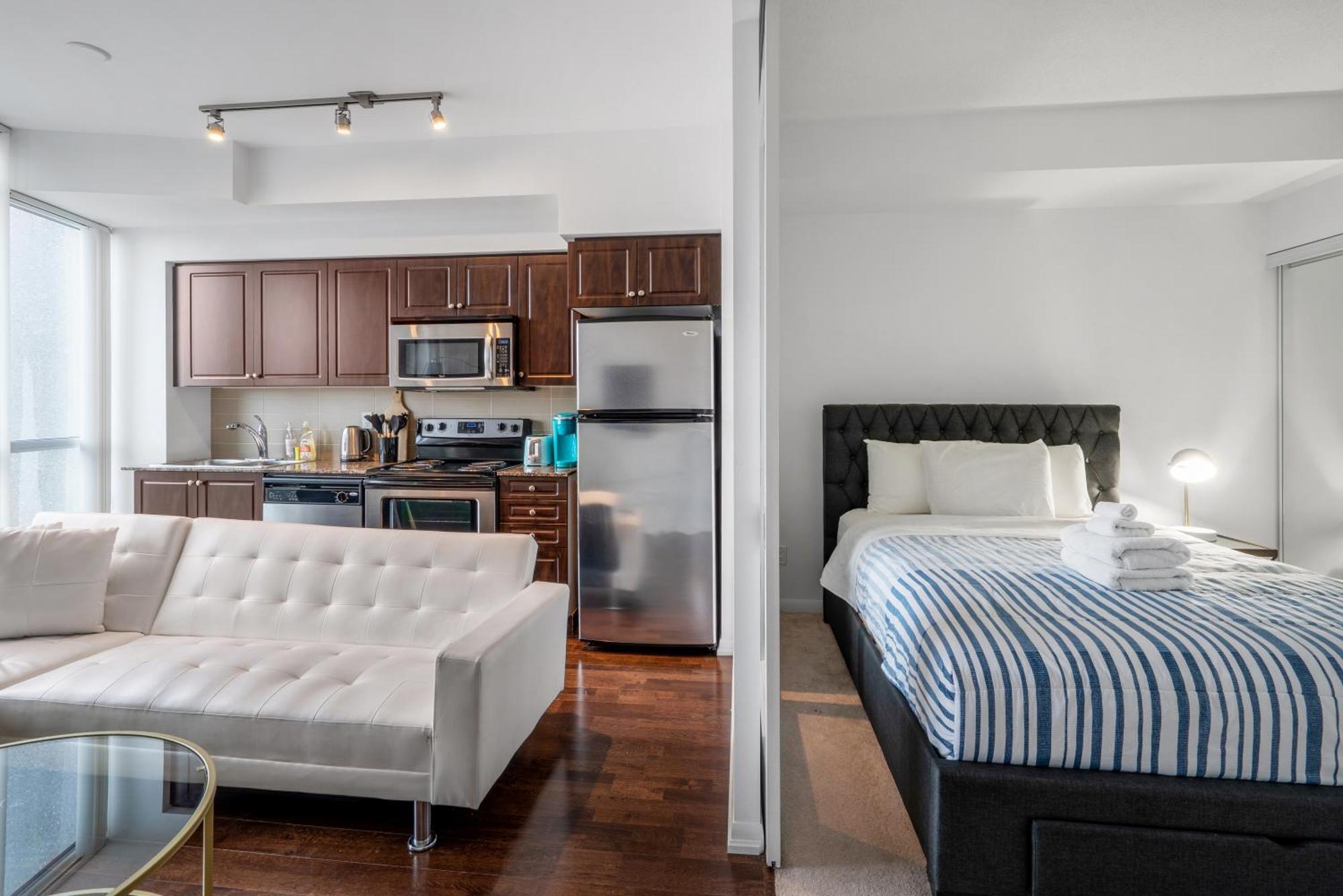 Downtown Toronto 1 Bdrm Condo With Parking And Views Exterior foto