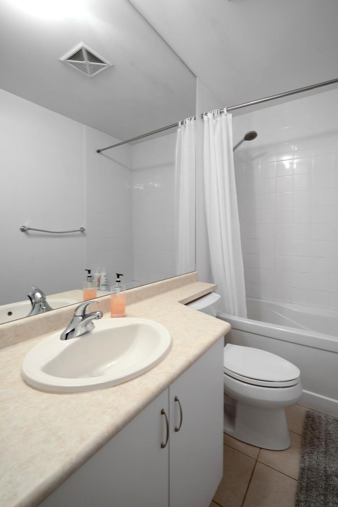 Downtown Toronto 1 Bdrm Condo With Parking And Views Exterior foto